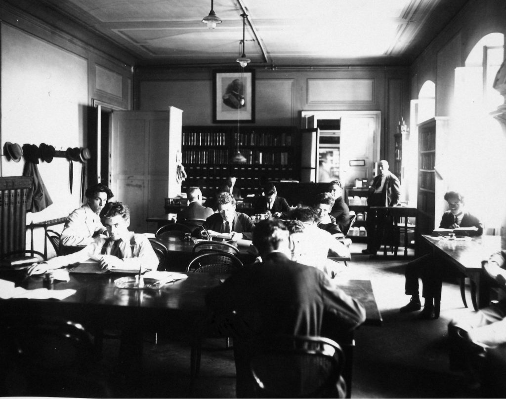 Pietro Opiglia, [La sala studio della Biblioteca civica al secondo piano di Palazzo Biserini], 1930 ca. (coll. Biblioteca Hortis)